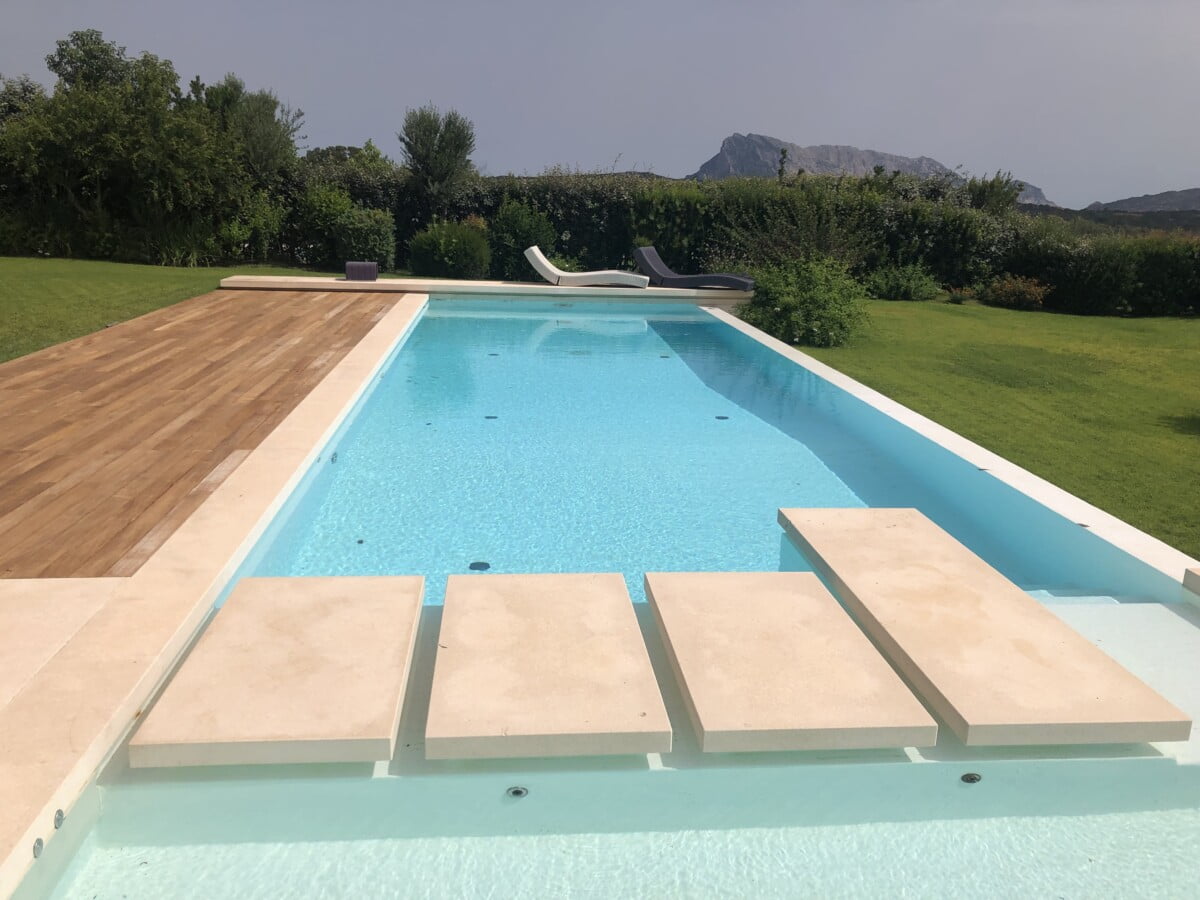 Realizzazione Decking Bordo Piscina In Legno Su Misura - Zeta Servizi Olbia